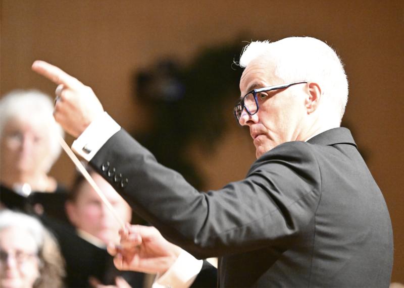 Dr. Colin Armstrong conducts the evening’s Candlelight Concert: Midnight Mass. TED PFIRRMANN PHOTOS